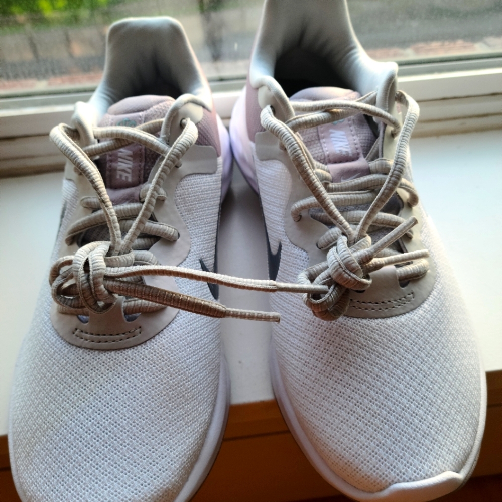 Nike women..❤ size 6 white w/ a hint of purple